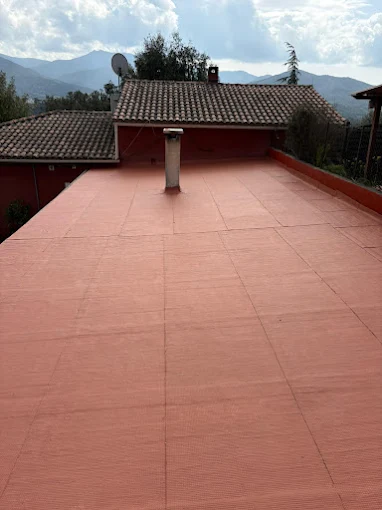 Toit-terrasse étanchéifié avec finition rouge terracotta