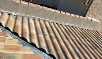 Faîtage et zinguerie repris sur une toiture en tuiles