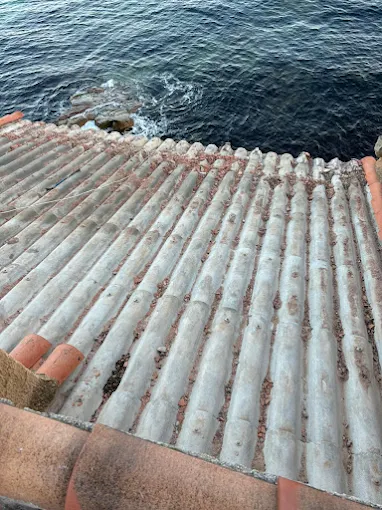 Toiture nettoyée d'une maison en bord de mer en Corse